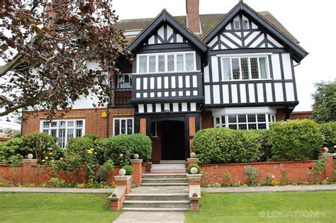 mock tudor houses history.